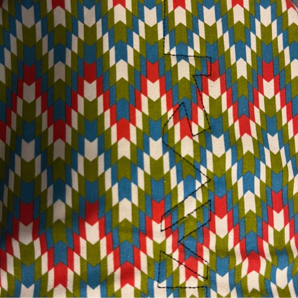 KAVU Colorful Chevron crossbody backpack sling Bag multiple zip pockets - Picture 11 of 12